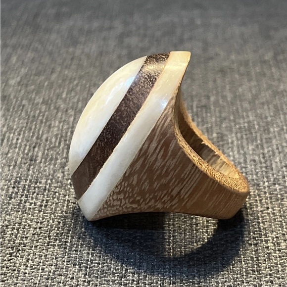 Vintage Large Oval Wood And Mother Of Pearl Statement Ring Sz 9 - Picture 4 of 8